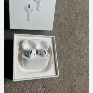 AirPods 4 (ANC) - Apple AirPods 4 (ANC) trådlösa hörlurar med aktiv brusreducering. Levereras i originalförpackning, ser ut att vara i nyskick utan synligt slitage. Perfekt för musik, samtal och smidig anslutning till Apple-enheter. Skicka och fraktas samma dag samt säkert serienumret funkar också. Endast öppnad och testad 