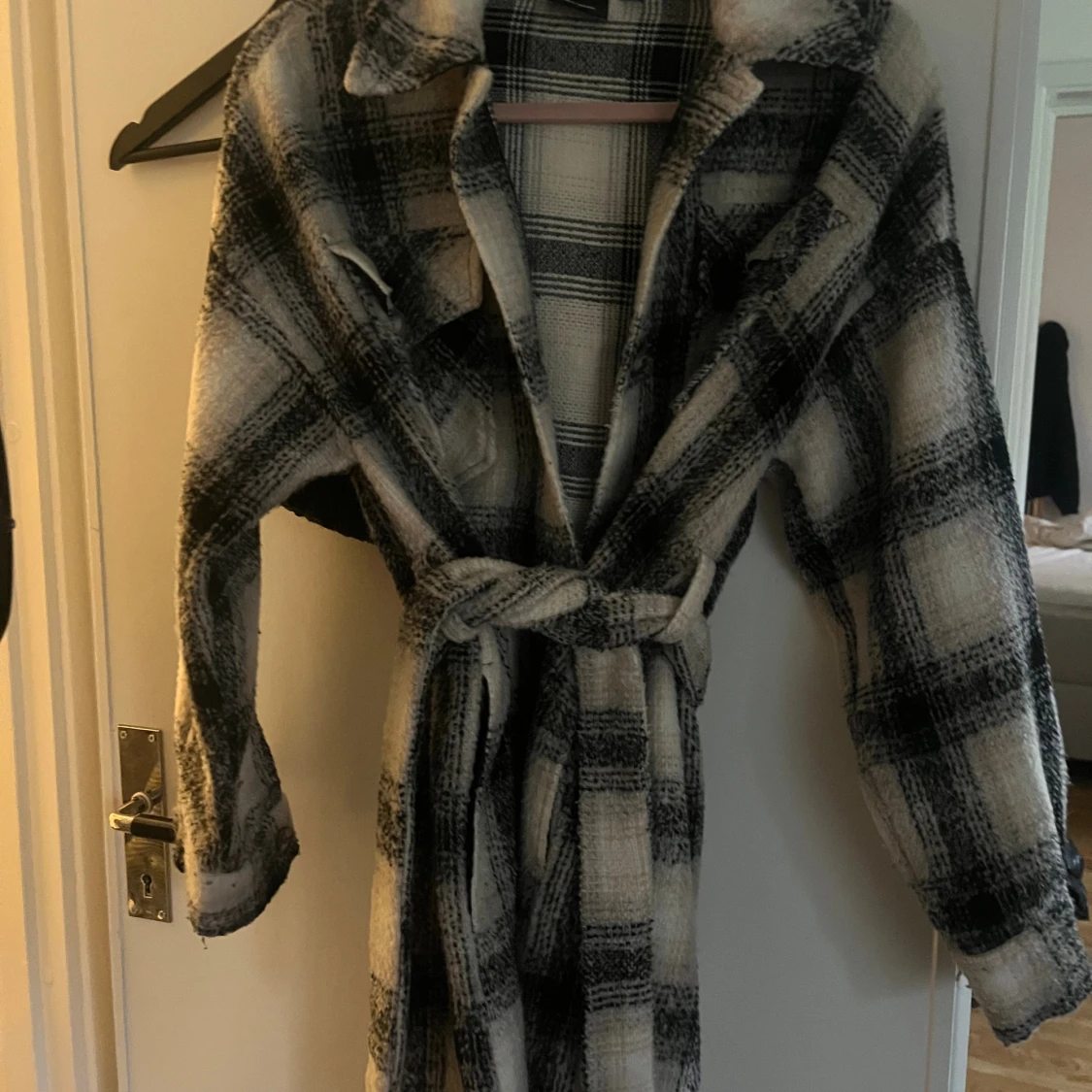 Rutig kappa med bälte🤍 - 1