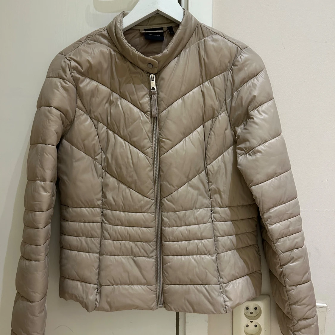 Beige pufferjacka från Vero Moda