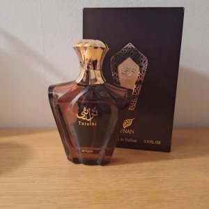 Afnan Turathi Eau de Parfum 90ml - Afnan Turathi Eau de Parfum, 90ml. Lyxig doft i elegant flaska, perfekt för dig som vill sticka ut och visa självförtroende. Snygg presentförpackning och exklusiv känsla.