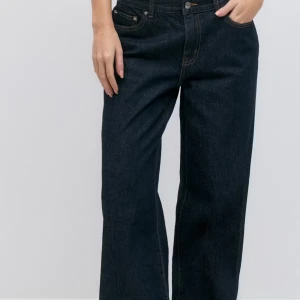 Coola jeans med slitningar  - Det är samma jeans som på första bilden bara att jag har gjort lite egna hål i dem❤️säljer för att det inte riktigt är min stil, men väldigt coola💞💞Skriv för fler bilder!