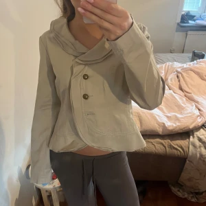 Beige jacka  - Säljer en skitsnygg beige kappa/jacka perfekt till hösten och våren. Som man ser på bilderna så saknas det tyvärr en knapp längst ner. Strl 36/s men passar även 34/xs.