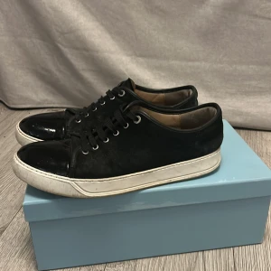 Svarta skor från Lanvin med lackad tå - Lanvin sneakers i svart med snygg lackad tå och passar även storlek 44. Priset är inte hugget i en sten 🪨🙌