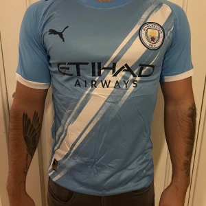 Manchester City blå fotbollströja  - Vid intresse kontakta primekits1 på Instagram DM, finns storlekar från S-XL.🏆                                            Instagram : primekits1