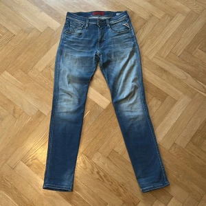 Replay Anbass Jeans - Slim fit Replay Anbass jeans, stl. W29/L32. Fint skick. 