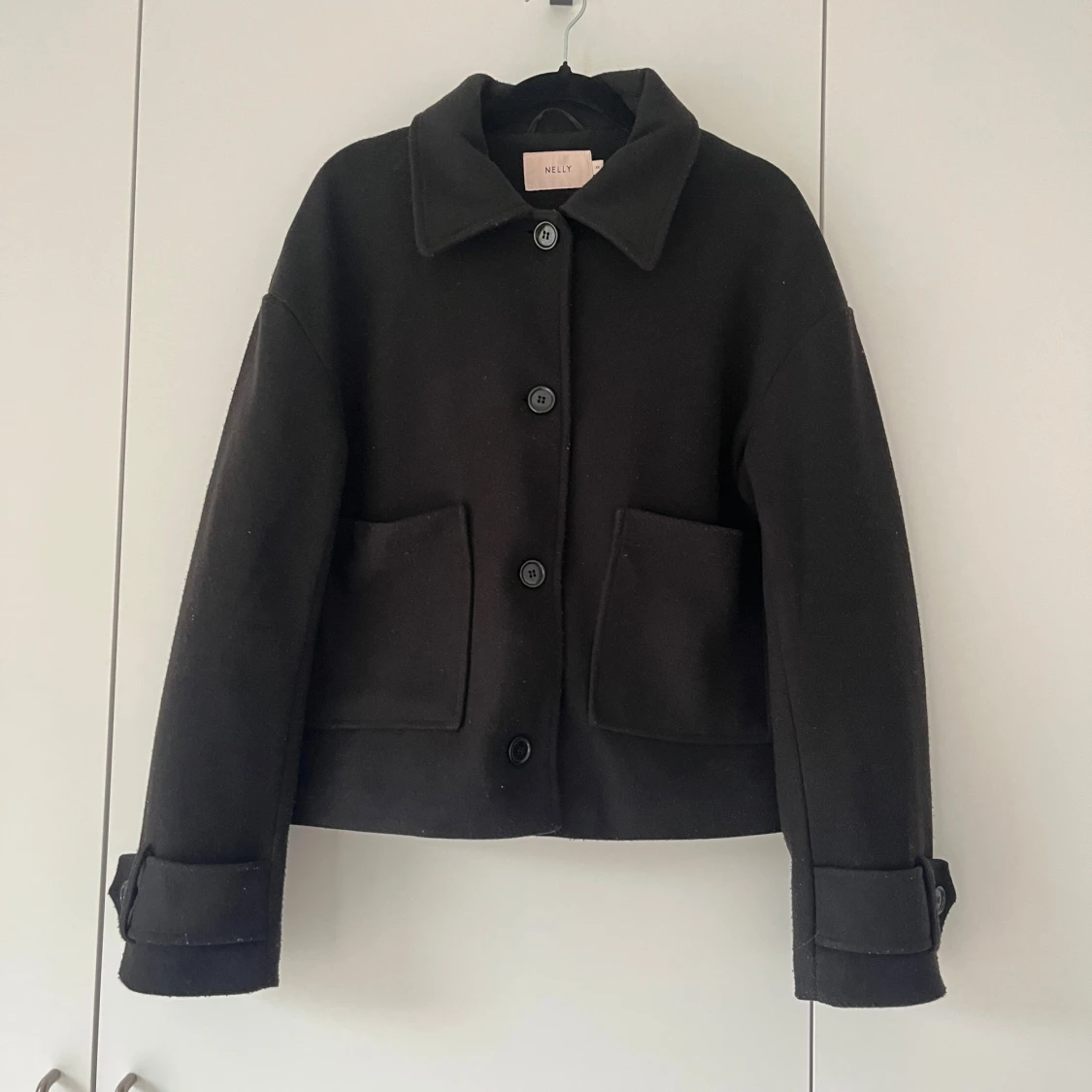 Svart ulljacka från Nelly