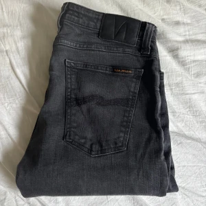 Svarta skinny jeans från Nudie Jeans - Svarta jeans från Nudie jeans med modellen skinny Lin. Jeansen är i väldigt bra skick men skulle säga att dem är mer åt slim hållet. Hör av er vid frågor!