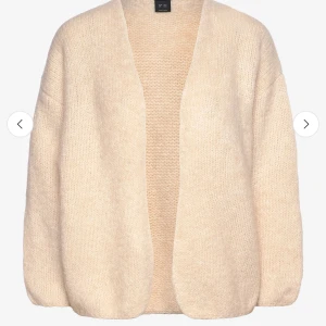 Beige stickad kofta från Lindex  - Mysig och oversized beige stickad kofta från Lindex. Koftan har en öppen front utan knappar och är tillverkad i ett mjukt, fluffigt material. Perfekt för lager-på-lager och passar till många olika stilar.