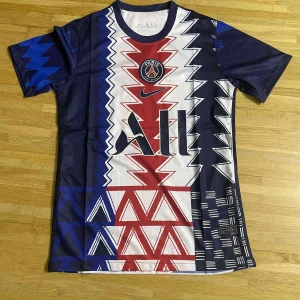 PSG x Nike kortärmad fotbollströja - Unik PSG fotbollströja från Nike med grafiskt mönster i blått, rött och vitt. Kortärmad modell i lätt och ventilerande polyester med Paris Saint-Germain-logga och stor 'All' sponsorprint på bröstet. Perfekt för dig som vill sticka ut på planen.