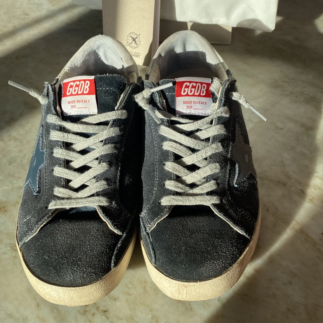 Golden Goose marinblå sneakers med röd lapp - 1