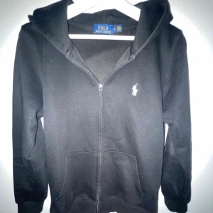 Ralph lauren zip hoodie - Säljer min fetaste hoodie just nu som är ifrån Ralph lauren, den är i storlek S och är i riktigt bra skick! Säljer den för endast 599kr. Mvh luxury 