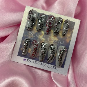 T0XIN (XS);Medium Coffin - Unika handgjorda press-on naglar i svart och vitt med silvriga 3D-detaljer och små pärlor. Naglarna har en cool, edgy design med 3D handmålade mönster som. Finns i XS: 14 mm, 11 mm, 11,5 mm, 10 mm, 8 mm 