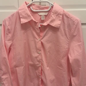 Rosa skjorta från Uniqlo - Snygg rosa skjorta, aldrig använd och supersnygg. Skön och luftig. 