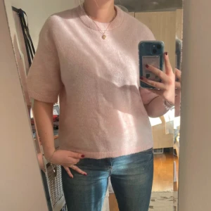 Ljusrosa stickad tröja med kort ärm - Ljusrosa kortärmad stickad från Gina i ull! Så fin och knappt använd🌸