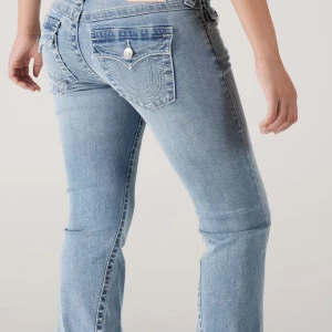 True religion jeans - Superfina jeans i nyskick, köpta för 1 399 kr, vill bli av med allt så snabbt så säljer för billigt, inga defekter o det är I ”Joey” vilket innebär att de är super lågmidjade, strl 25 vilket motsvarar Xs-S!💗💗☺️