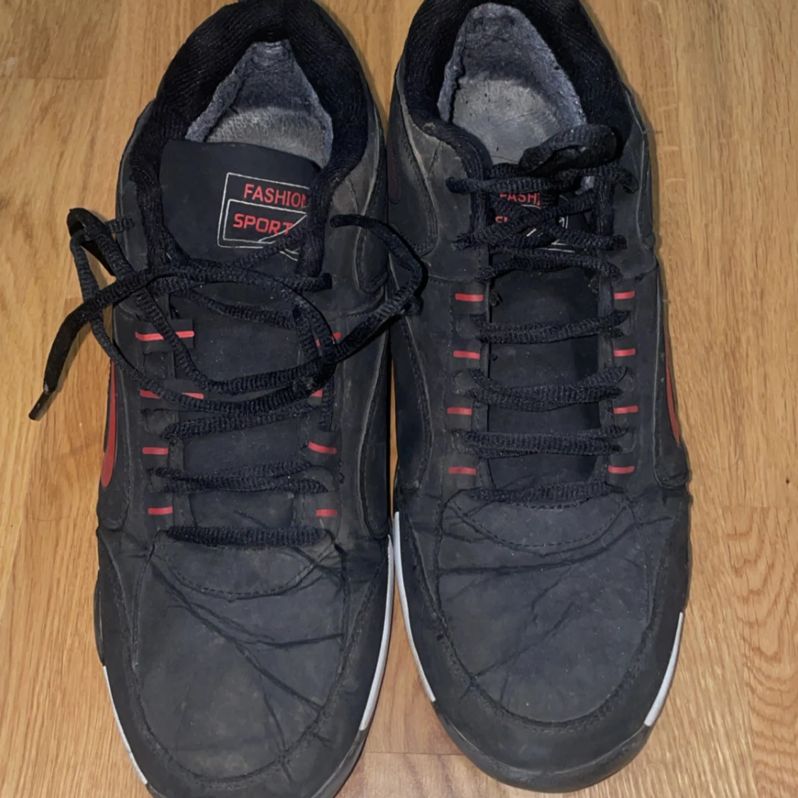 Svarta sneakers med röda detaljer