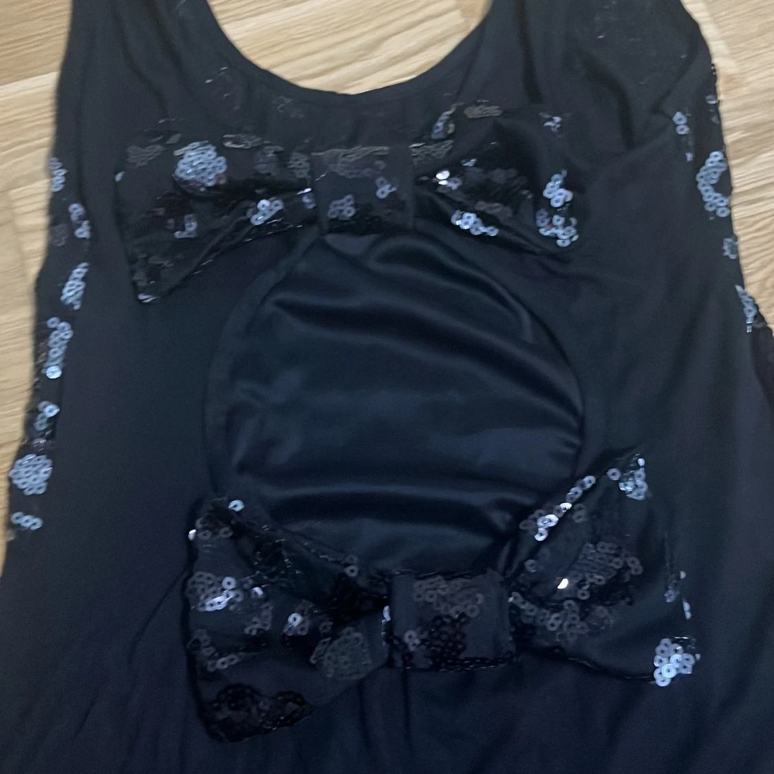 Svart paljettklänning med rosetter KIAH - 2