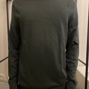 Hm merinoull tröja  - Hm merinoull tröja - storlek xs - skick 6,5/10 (hål vid bröstet) - killen på bilden är 173 - frågor? Kontakta mig 