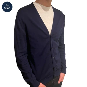 Marinblå cardigan UTFÖRSÄLJNING - Säljer denna marinblåa cardigan perfekt nu till våren. Passar 175 till 185 skulle jag säga men är storlek M. Skick 10/10 inga defekter👍