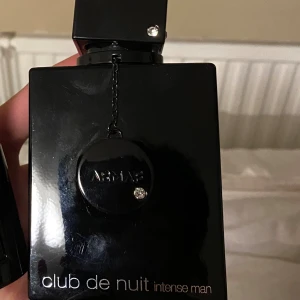 Club de nuit Intense EDT  - Runt 90-95ml kvar. Sjukt stark men är inget fan av fräscha parfymer... Tar gärna byten. Hör av dig vid frågor!!