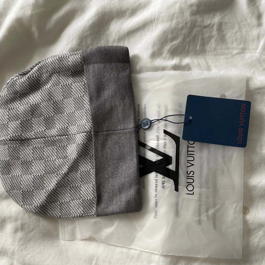 Louiiis vuittton beaine/mössa påsse ingår  - 2