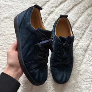 Christian Louboutin Navy Spikeless - Säljer dessa sjukt feta loubs i nyskick, nypris runt 9k. Box och dustbag tillkommer! Seriösa bud mottages. 41,5 men sitter stort!