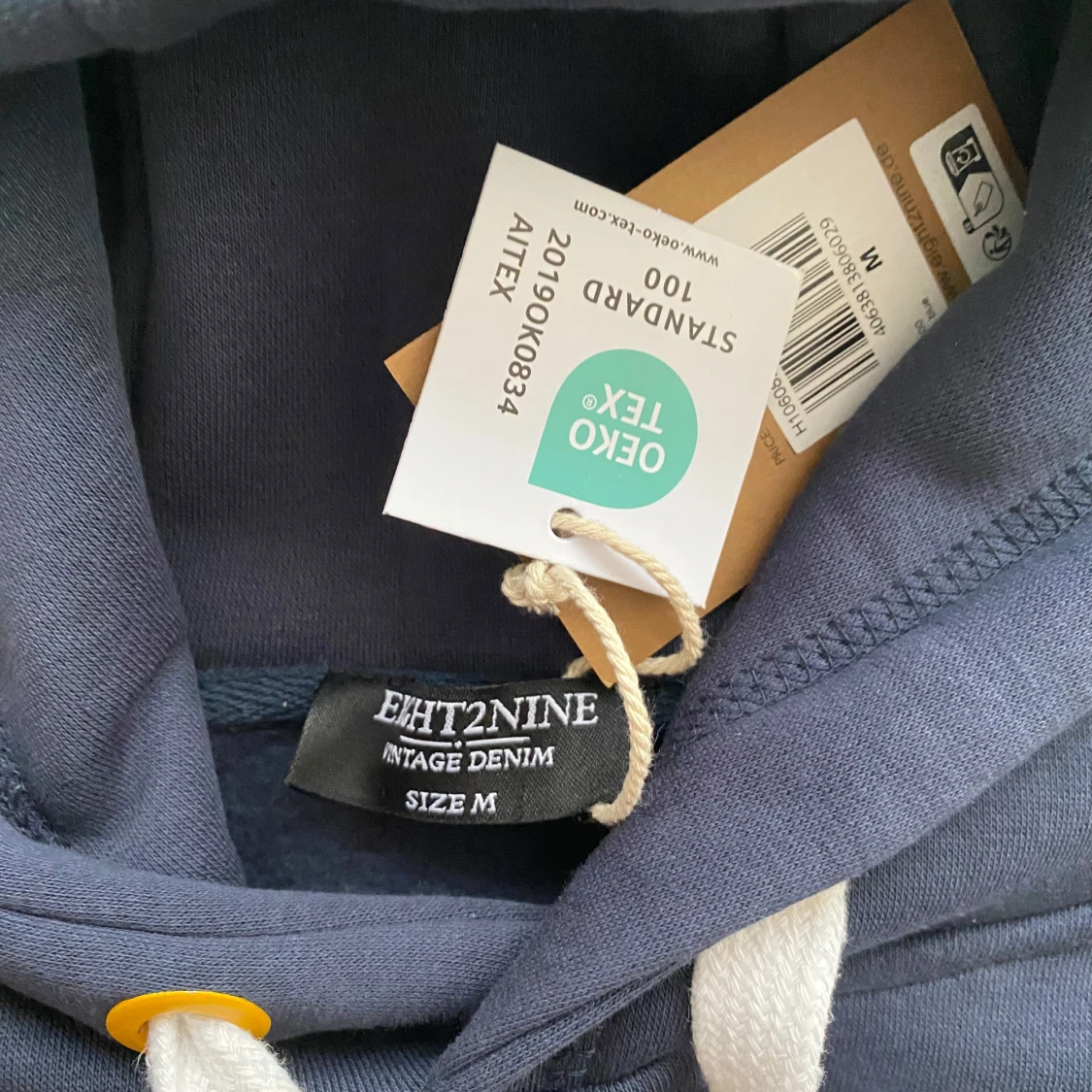 Mörkblå hoodie med gul MOIN-print - 3