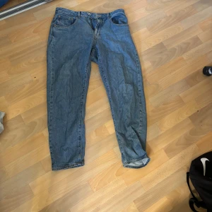Vailent straight jeans - Knappt används strl L motsvarar 33/34 