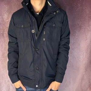 J.lindeberg fieldjacket bailey - Mycket fint skick | Size L fits M (modellen är 187cm 73kg) | fraktar spårbart inom 24 timmar | för att köpa klicka ”köp nu” | vid frågor eller funderingar skriv en meddelande | följare får bättre rabatter🙌