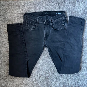Svarta Replay jeans - Svarta replay jeans, slim fit grå/svart 