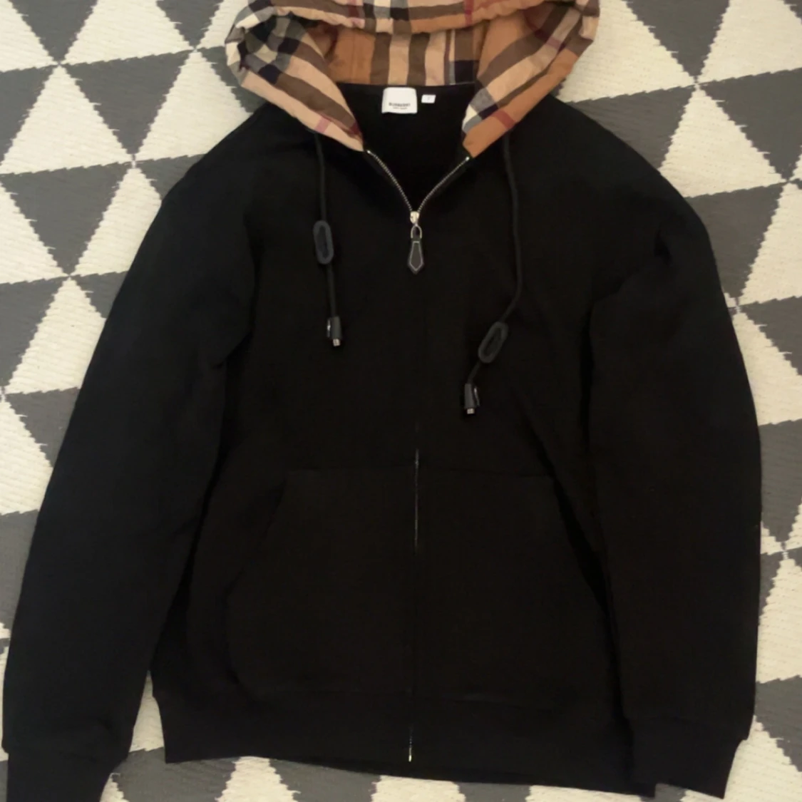Svart hoodie från Burberry med rutig huva