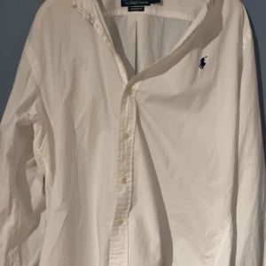 Ralph Lauren skjorta - Custom fit | Storlek: M | Skick: Bra- det går inte o knäppa en knapp på ärmen men annars bra. | Pris: 299 | kom privat för minsta lilla fundering! 