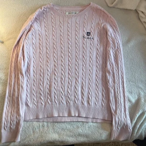 Ljusrosa bondelid tröja  - Supersöt ljusrosa kabelstickad tröja från Bondelid. Nästan aldrig använd, den är som ny. Den är köpt secondhand men jag säljer den eftersom den aldrig kommer till användning. 🪷