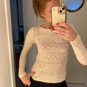 Vit blus från Lindex XS - Säljer denna blus från lindex. Den har en lite mjölkvit färg 