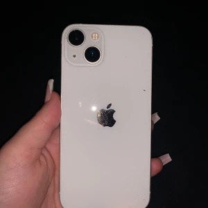 iPhone 13 - Snygg vit iPhone 13 i gott skick. Dubbelkamera, stilren design och kraftfull prestanda. Några mindre repor och fingeravtryck syns på skärmen, men inget som påverkar funktionen. Perfekt för dig som vill ha en pålitlig och modern smartphone.