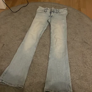Ljusblå bootcut low waist  - Kommer inte till användning längre, fint skick