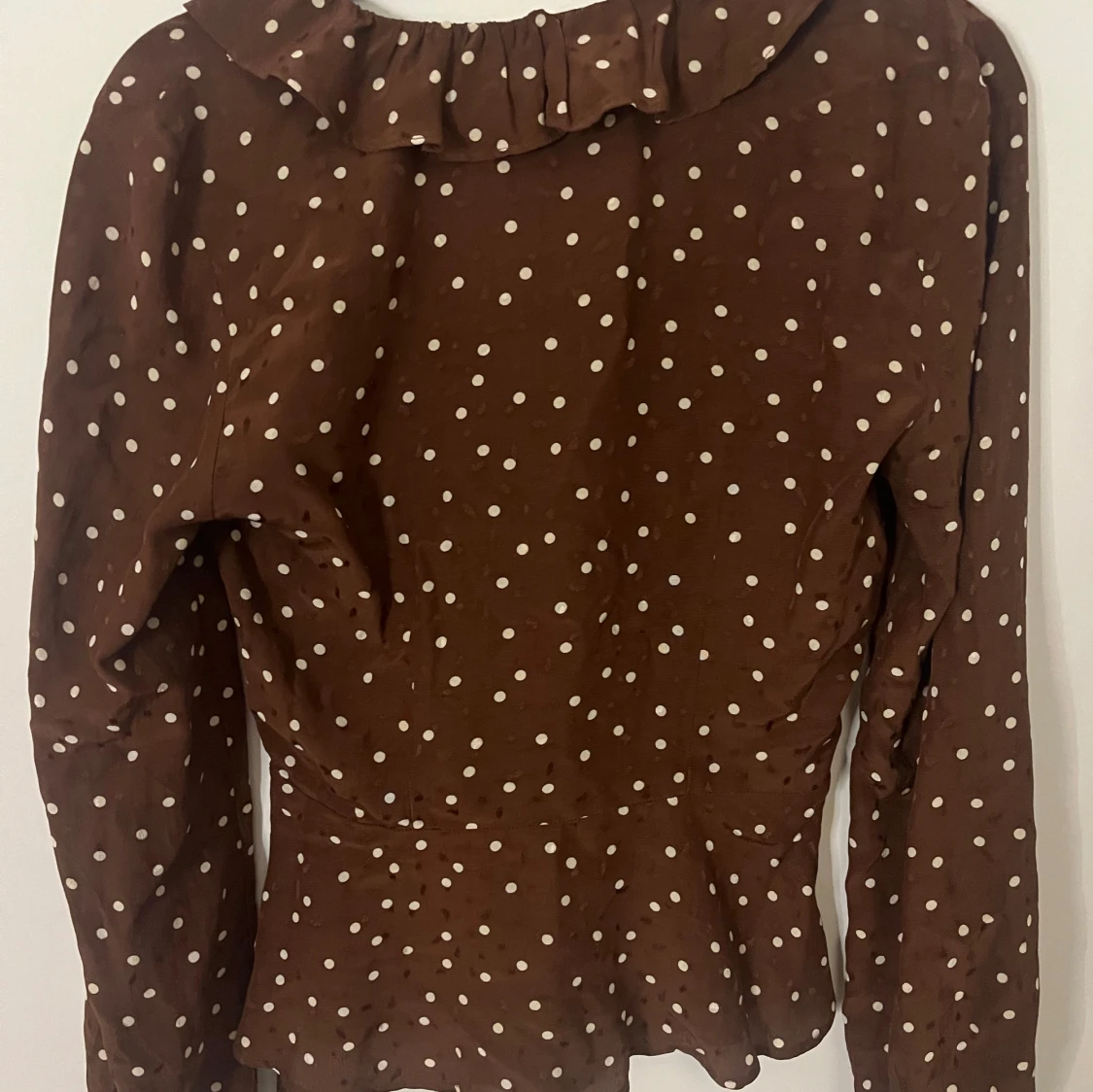 Brun prickig blus - 2