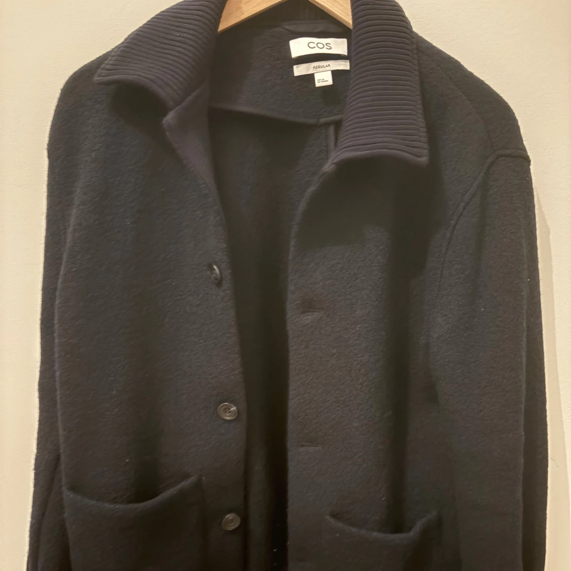Mörkblå ulljacka från COS - 1