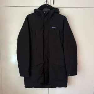 Patagonia jacka  - Hej säljer nu en svart Patagonia jacka, skick 8/10, storlek M. Hör av dig vid frågor✅