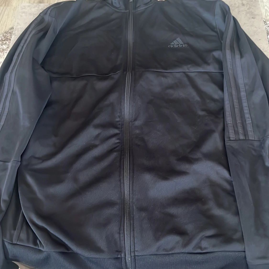 Svart Adidas vindjacka med dragkedja