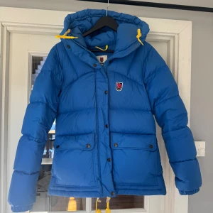 Fjällräven jacka - Super fin Blå fjällräven jacka storlek S, inga skador eller defekter 