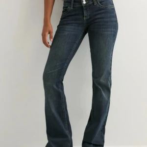 Nelly low waist Bootcut jeans i mörkblå denim - Snygga bootcut jeans i mörkblå. Säljs på grund av att de är för stora för mig i midjan. Använda bara få tal gånger. 