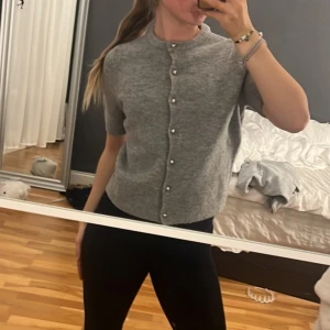 NY Grå stickad kofta från Zara - Extremt söt ljusgrå stickad tröja med fantastiskt och rejält tyg.( Skulle säga storlek S och inte M i storleken.)  De är runda knappar i mitten. Den är ny men jag råkade ta bort lappen men annars fräsch som ny. Nypris 399kr🌟🌸