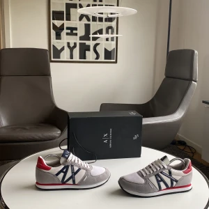 Armani exchange skor - Ett par sjysta Armani skor i mycket fint skick. Hör gärna av dig kring funderingar.