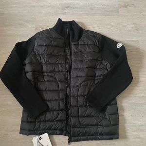 Svart moncler cardigan  - Säljer en snygg moncler cardigan i färgen svart. Storlek är M och är bara använd några gånger och har inga defekter. Pris kan diskuteras:)
