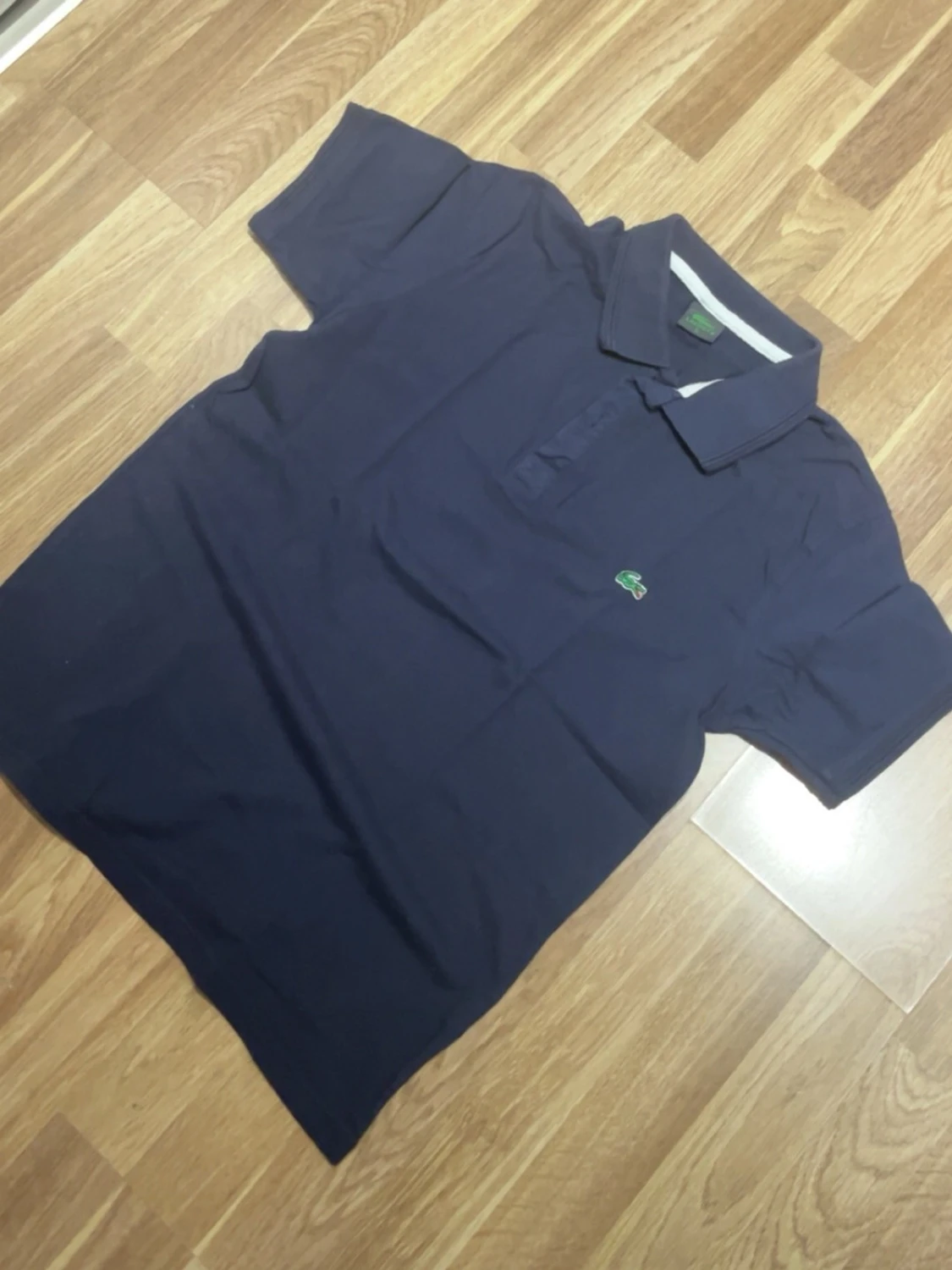 Marinblå pikétröja från Lacoste