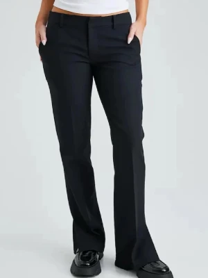 Svarta kostymbyxor med bootcut - Snygga svarta lågmidjade kostymbyxor som passar perfekt till utgång eller vardags användning ☺️använda kanske fem gånger så jätte bra skick!