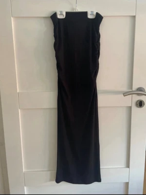 Svart långkjol från Gina Tricot - Säljer en svart långkjol från Gina Tricot i storlek XXS. Jättefin passform och bra skick.