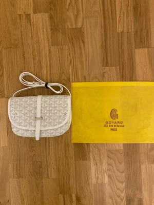 G axelväska vit - Säljer en vit axelväska från ”G”. Den är helt ny aldrig använt bara öppnat. För mer bilder eller frågor kom pm. Fraktat samma dag innan på köp inann 21:00