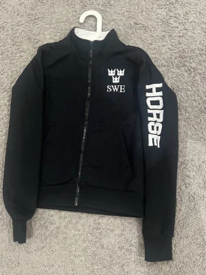 Rid kofta för barn - Rid kofta från Rosetti. 3 kronors tyck på framsidan och ett tryck längst ena armen. Knappt använd. Storlek 170cm 